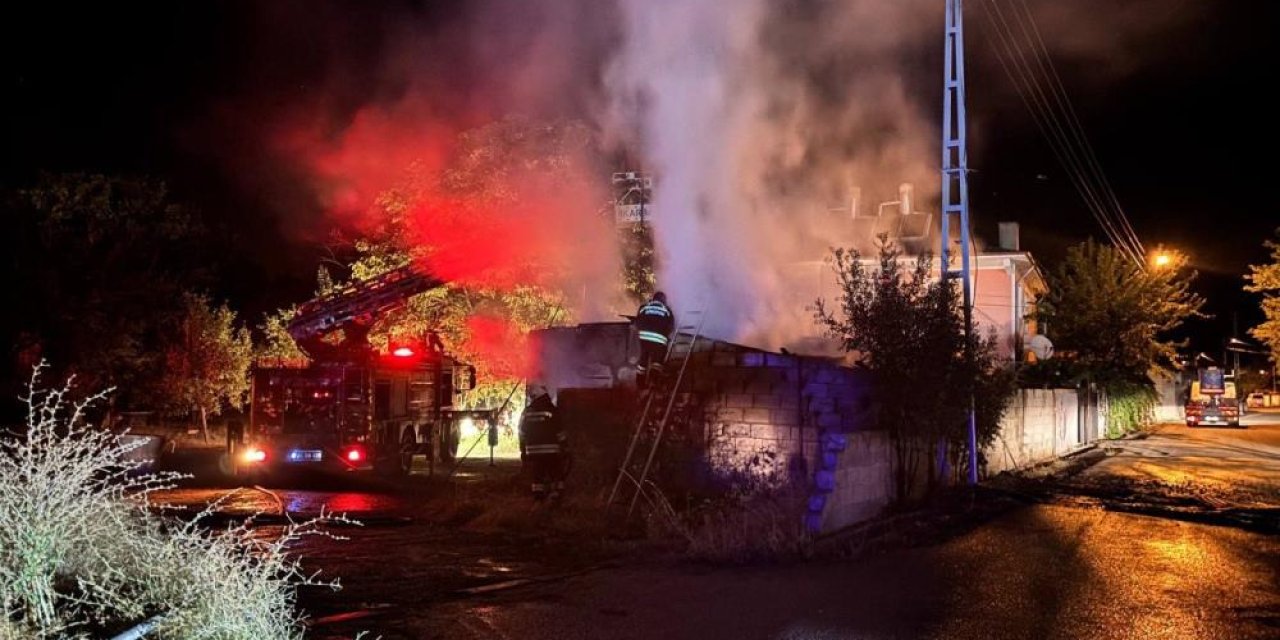 Evin müştemilatı alev alev yandı