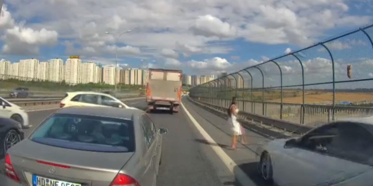 Yolda mahsur kalan kedi için koştu, araba çarptı