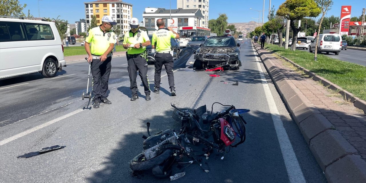 Otomobille çarpışan motosiklet sürücüsü genç kadın hayatını kaybetti