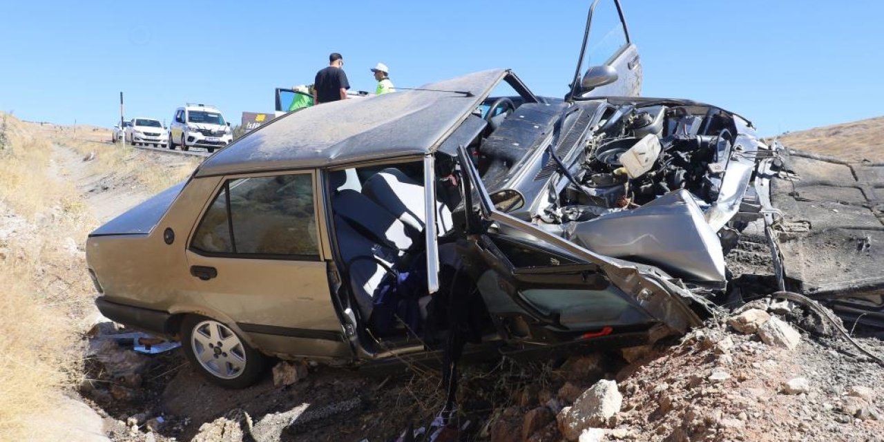 Köpeğe çarpmamak için direksiyonu kırdı! Tofaş kullanılamaz hale geldi