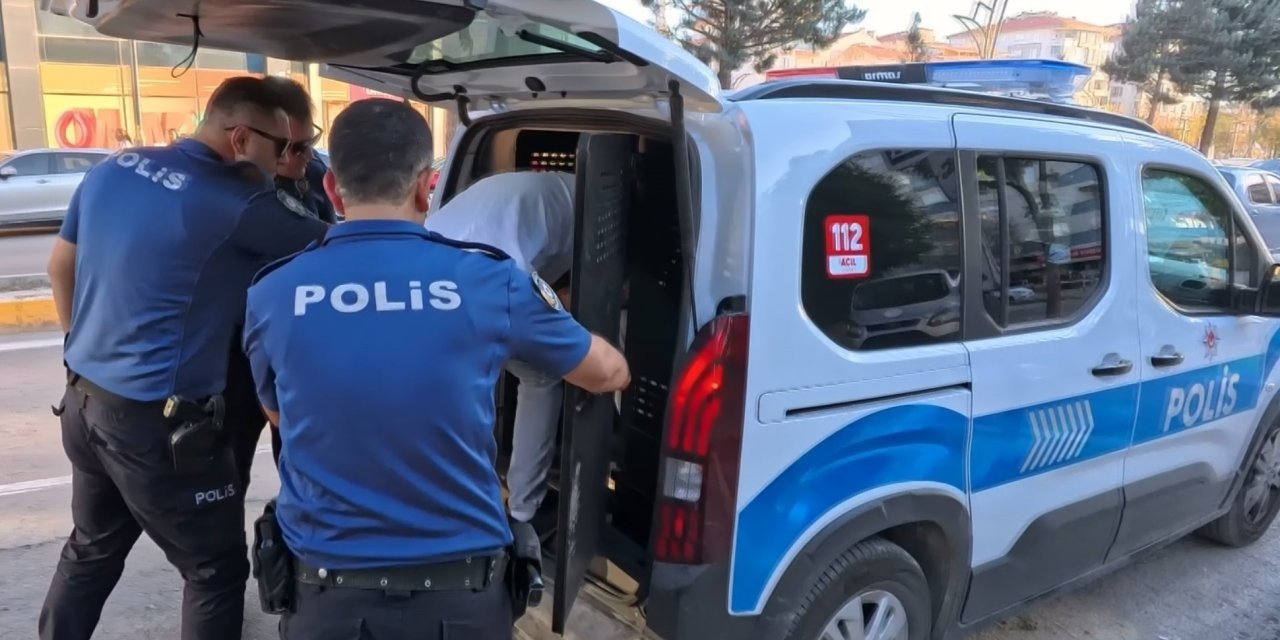 Tutuklanınca öpücük saçtı, Zeki Müren’e selam gönderdi