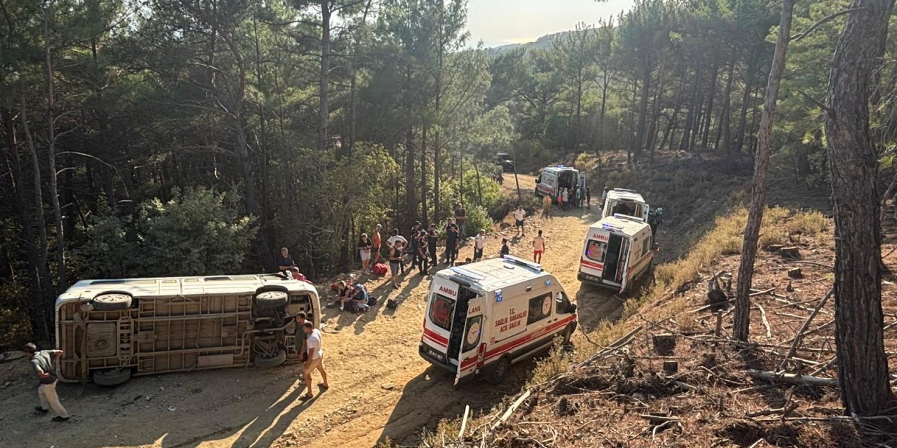 Tur minibüsü devrildi: 11 yaralı