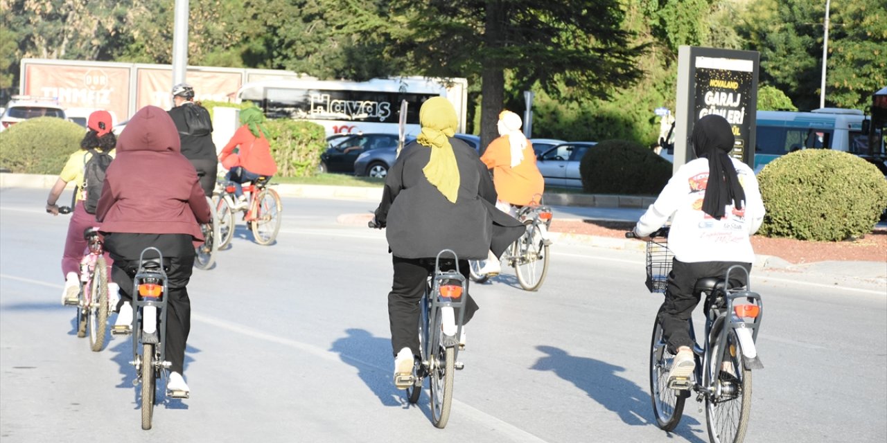 Konya'da kadınlar ciğerleri yakan iki yangın için pedal çevirdi