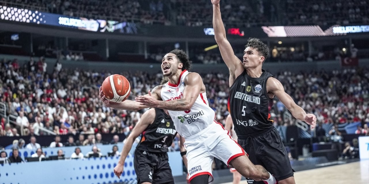 A Milli Basketbol Takımımız tarih yazdı! Tebrikler 12 Dev Adam