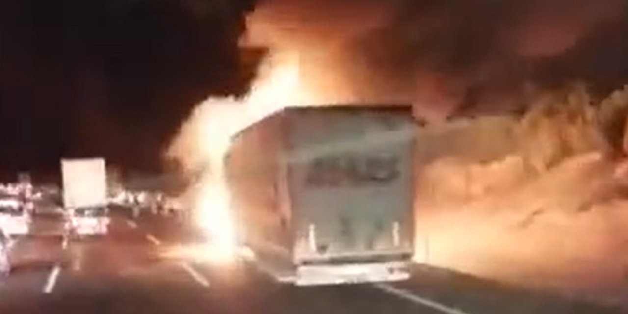 Otobanda korku dolu anlar! TIR alevlerin arasında patladı