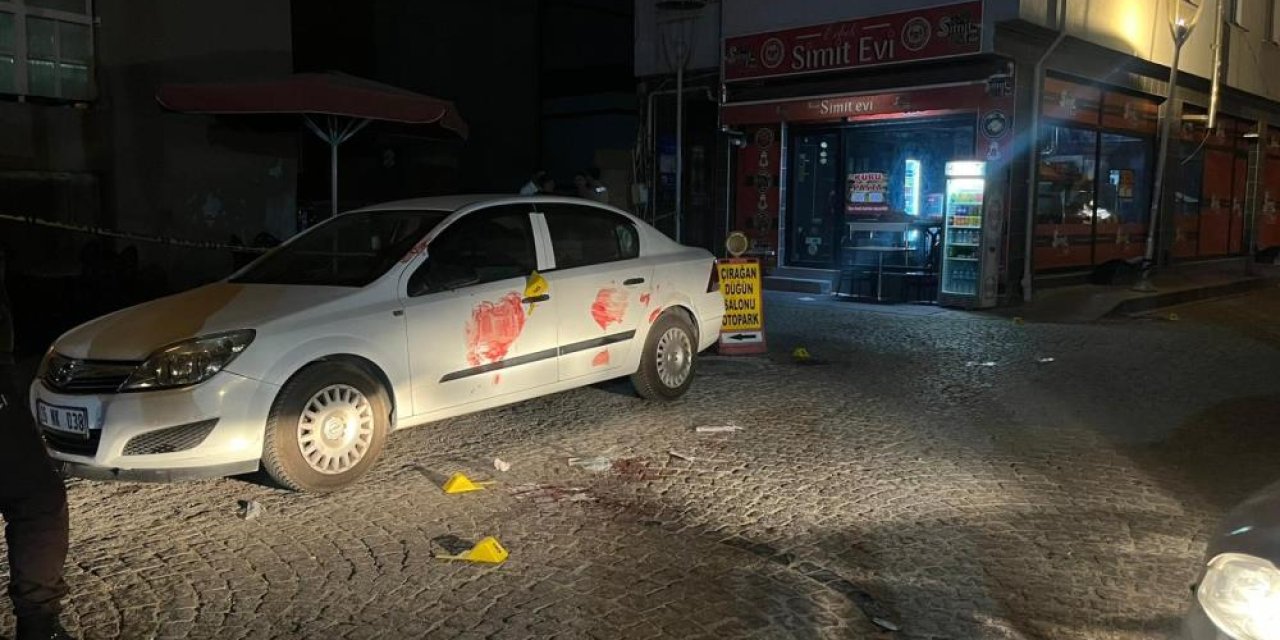 Yan baktın kavgası kanlı bitti! Kuryeyi bıçaklayıp kaçtılar