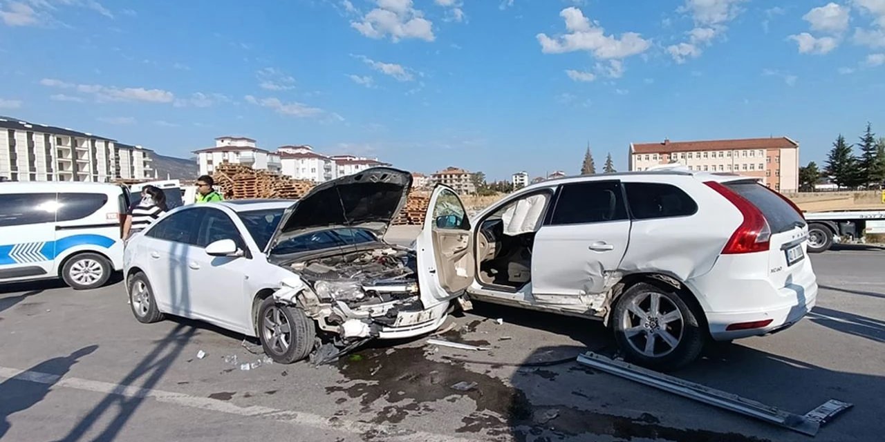 Konya’da iki araç çarpıştı, sürücüler yaralandı