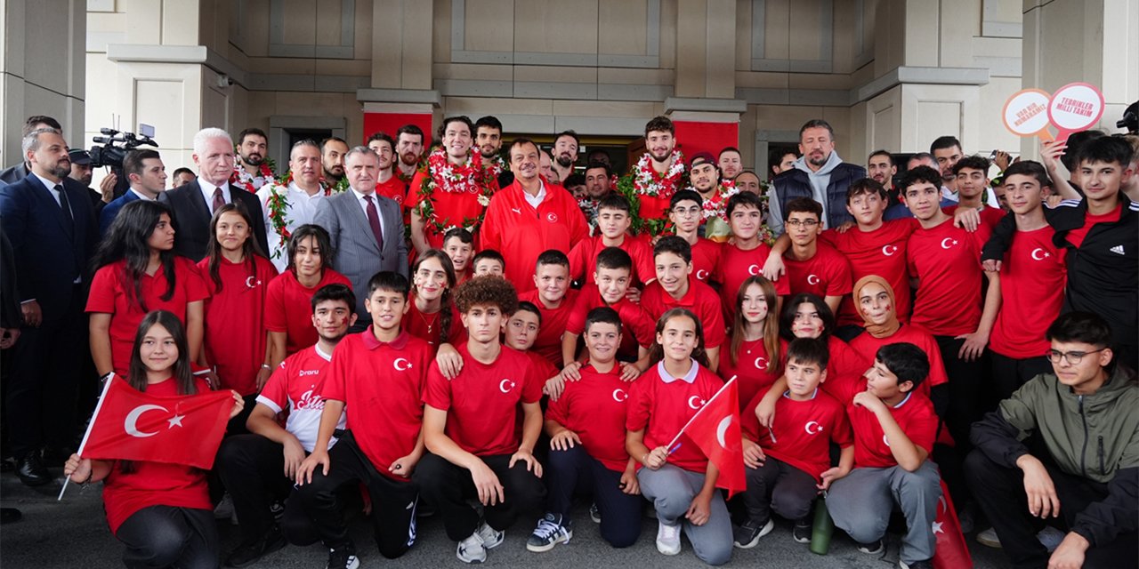 12 Dev Adam, havalimanında coşkuyla karşılandı