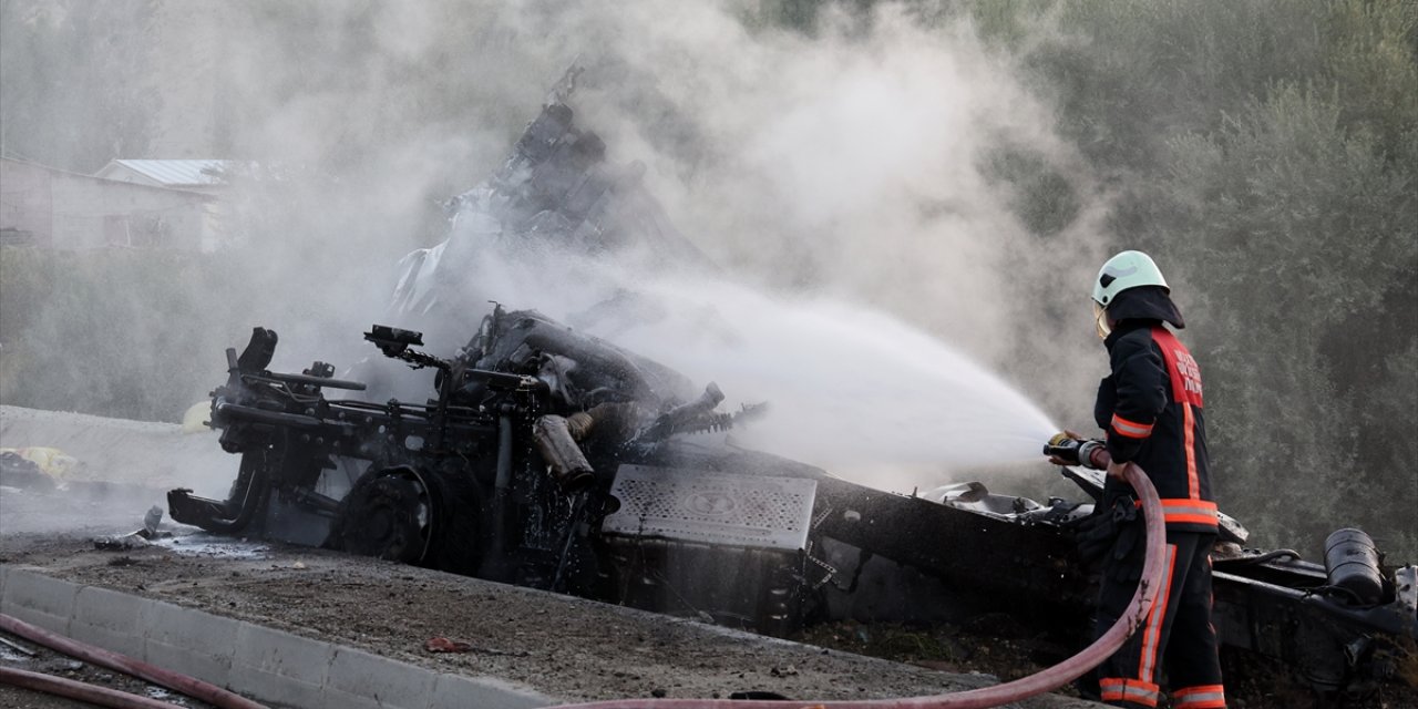 Freni patlayan TIR, önce otobüse sonra duvara çarptı! Alev aldı
