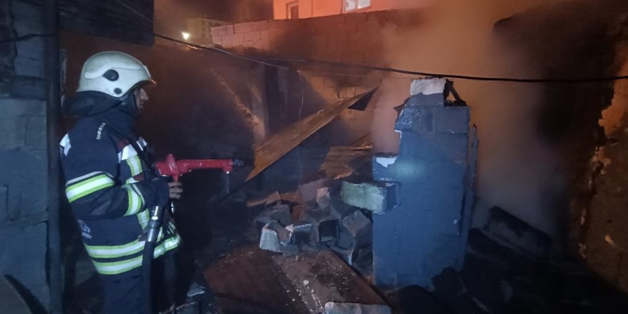 Terk edilmiş ev alev alev yandı