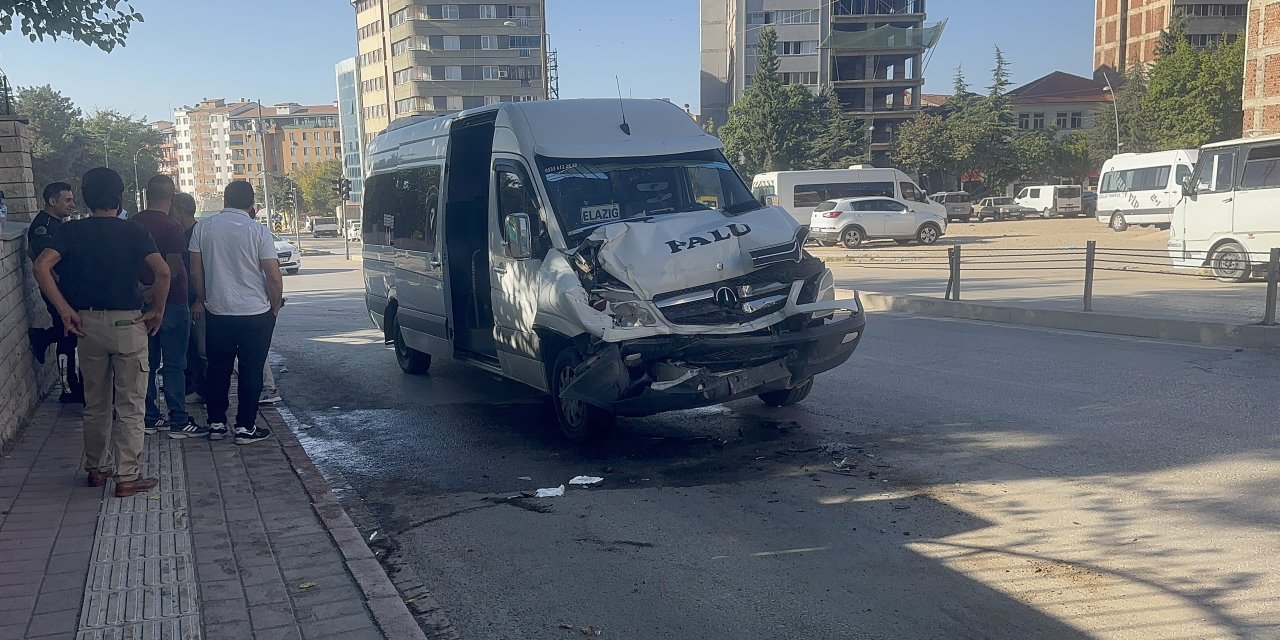 Minibüs otobüse çarptı: 8 yaralı