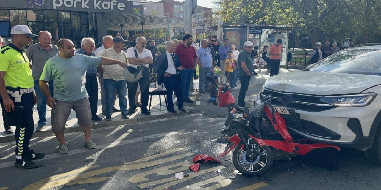 Motosiklet iki otomobilin arasında kağıt gibi ezildi