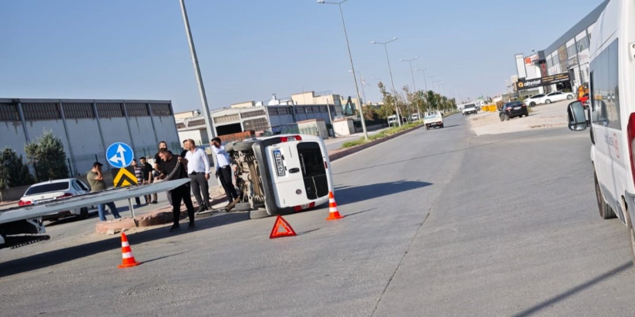Konya sanayi bölgesinde trafik kazası! Araç devrildi