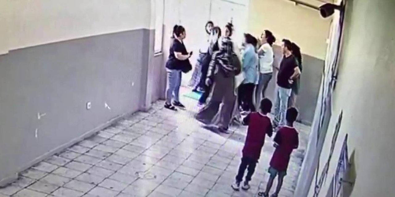 Öğrenci kavgasını ayıran öğretmeni veliler darp etti