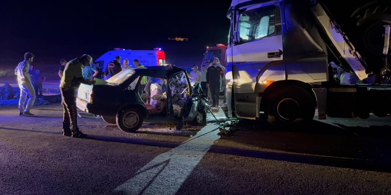 TIR ile otomobil çarpıştı, 3 ocağa ateş düştü