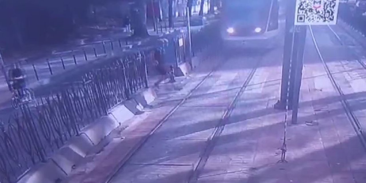 Tramvayın çarptığı yaya korkulukla araç arasına sıkıştı