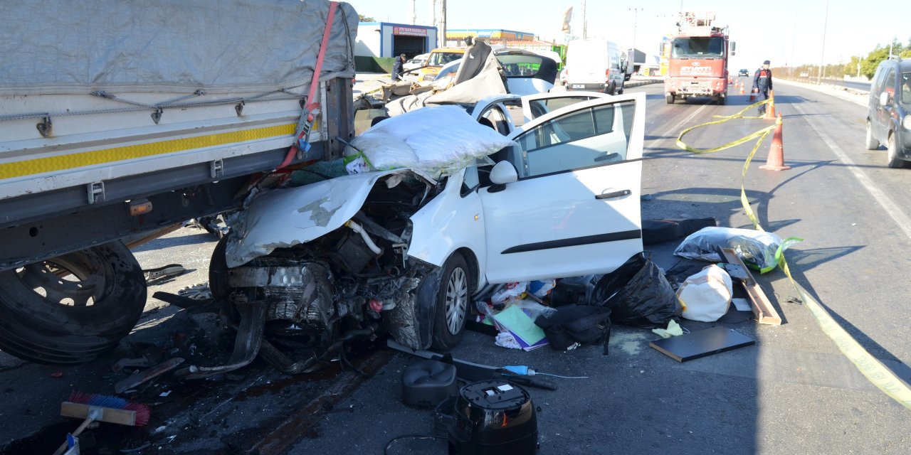 Konya yolunda TIR’a çarpan otomobilde acı son! Anne öldü, oğlu yaralı