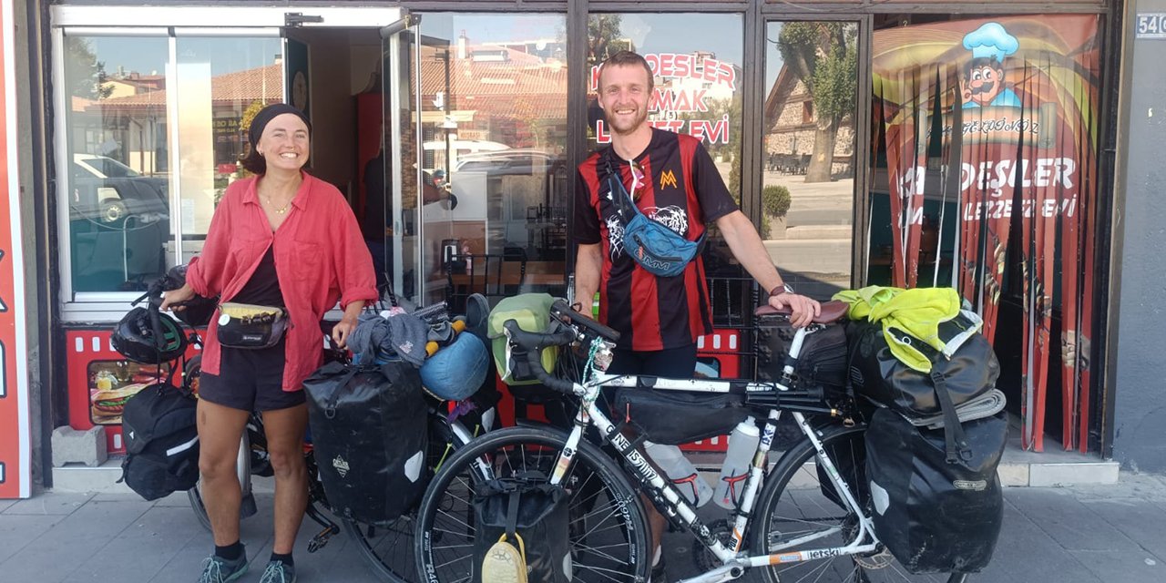 Dünya turu yapan İngiliz çift Konya’nın tarihi ilçesinde mola verdi