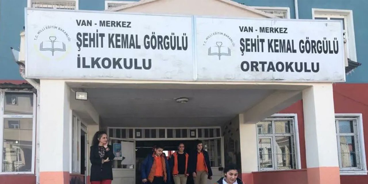 Hedef şaşıran saldırgan sınıfta ders işleyen öğretmeni bıçakladı