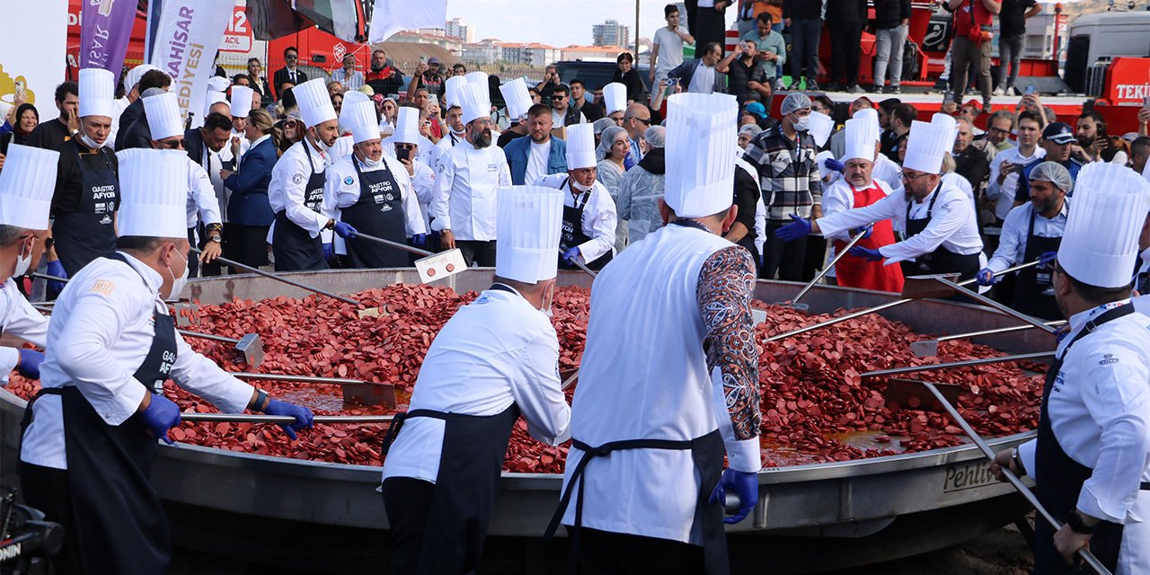 Festivalde yapılan sucuklu yumurta dünya rekoru kırdı