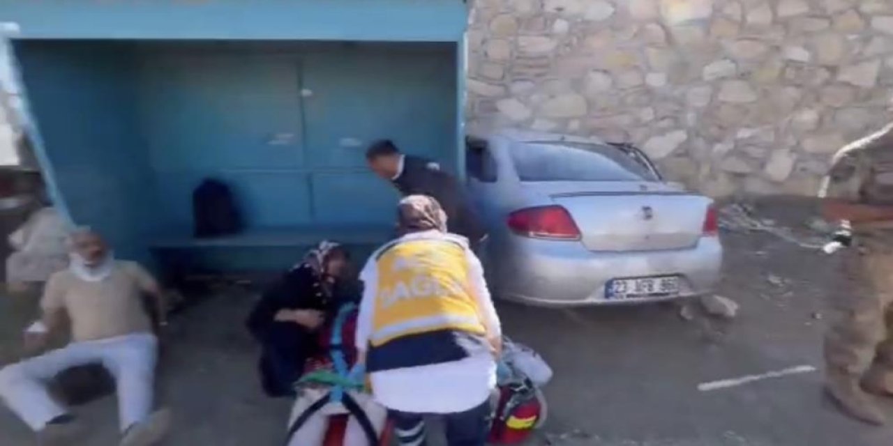 Kontrolden çıkan otomobil durağa daldı: 1'i ağır 6 yaralı