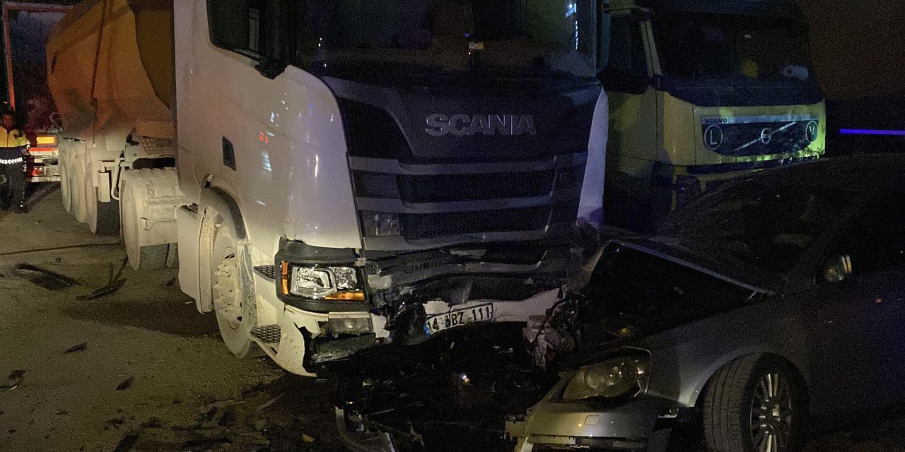 Kontrolden çıkan otomobil park halindeki TIR'lara çarptı: 4 ağır yaralı