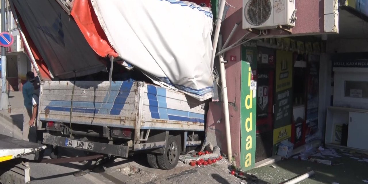 Freni patlayan kamyonet ganyan bayisine daldı