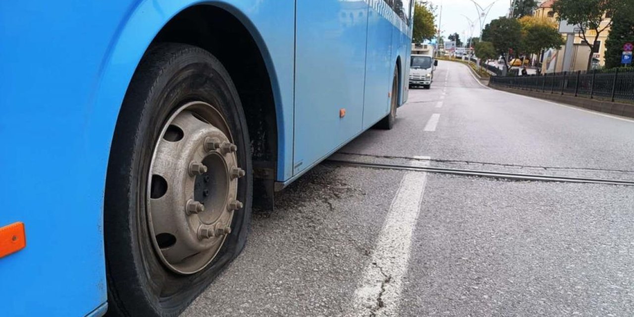 Seyir halindeki otobüsün tekeri bomba gibi patladı