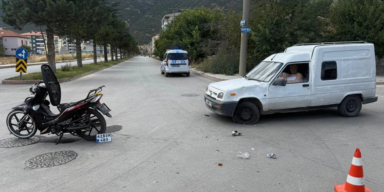 Konya’da motosiklet ile otomobil kavşakta çarpıştı
