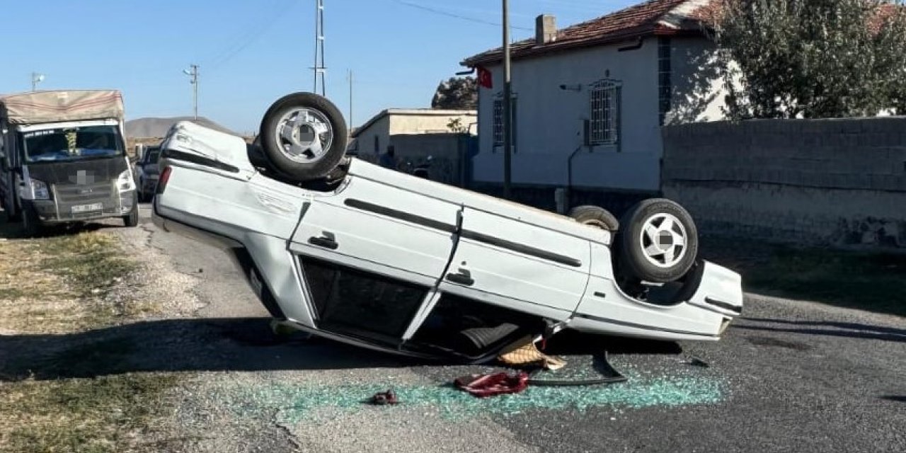 Konya’da çarpışan iki araçtan biri devrildi