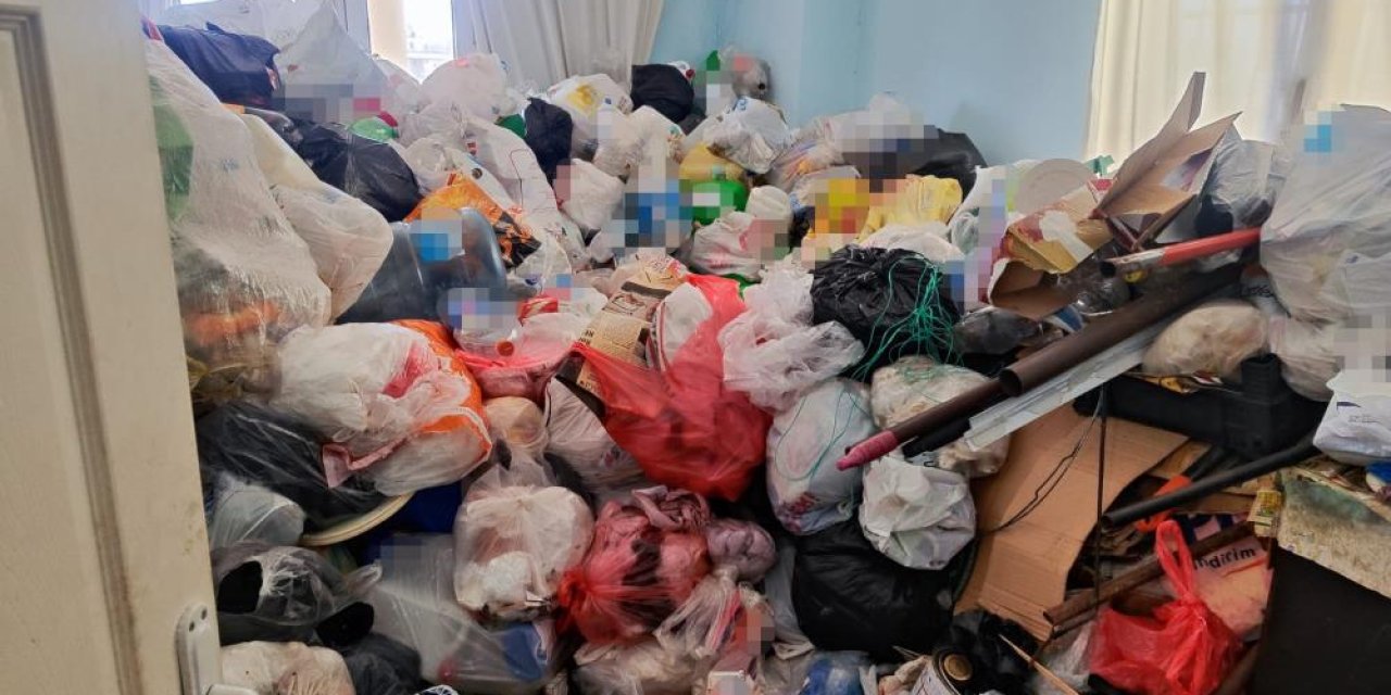 Kötü koku gelen evden 11 ton çöp çıktı