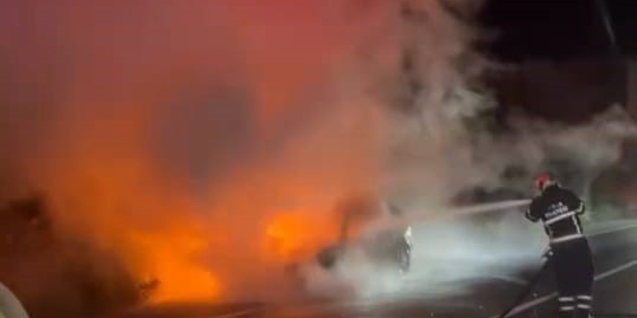 Seyir halindeki otomobil alev alev yandı