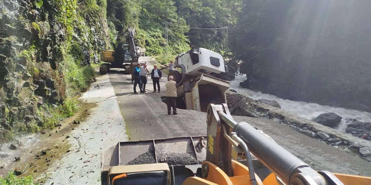 Yol onarım sırasında kamyon göçüğe düştü