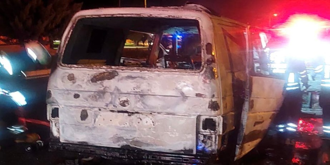 Konya’da seyir halindeki minibüs alev alev yandı
