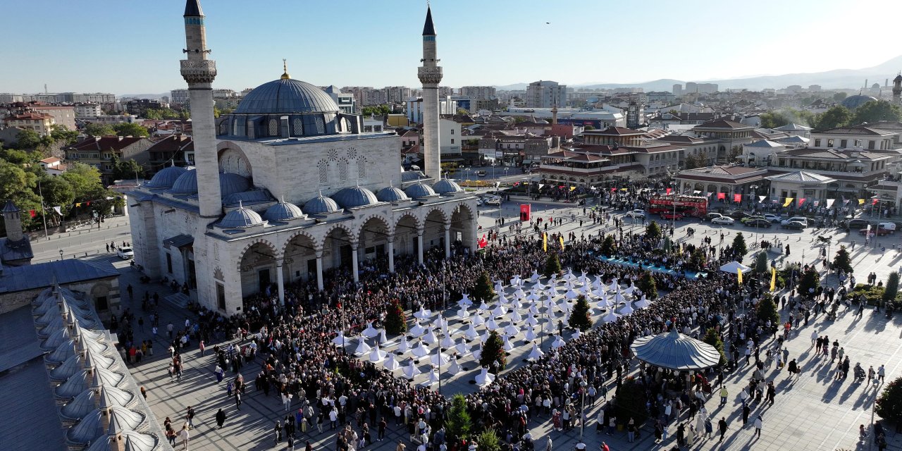 Konya, mistik müzikle büyülendi! 99 neyin tınısı şehri sardı