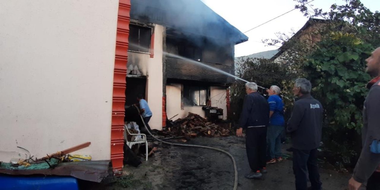 Yaşlı çift ahşap evde yanarak can verdi