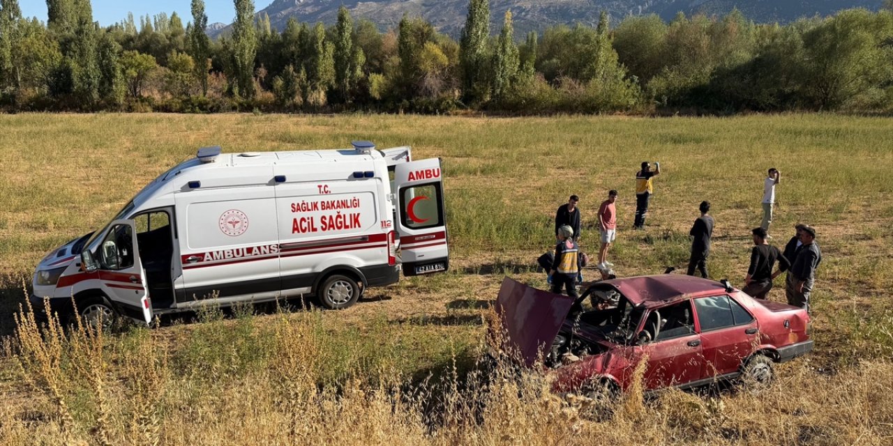 Konya'da otomobil yoldan çıktı, karı-koca ölümden döndü