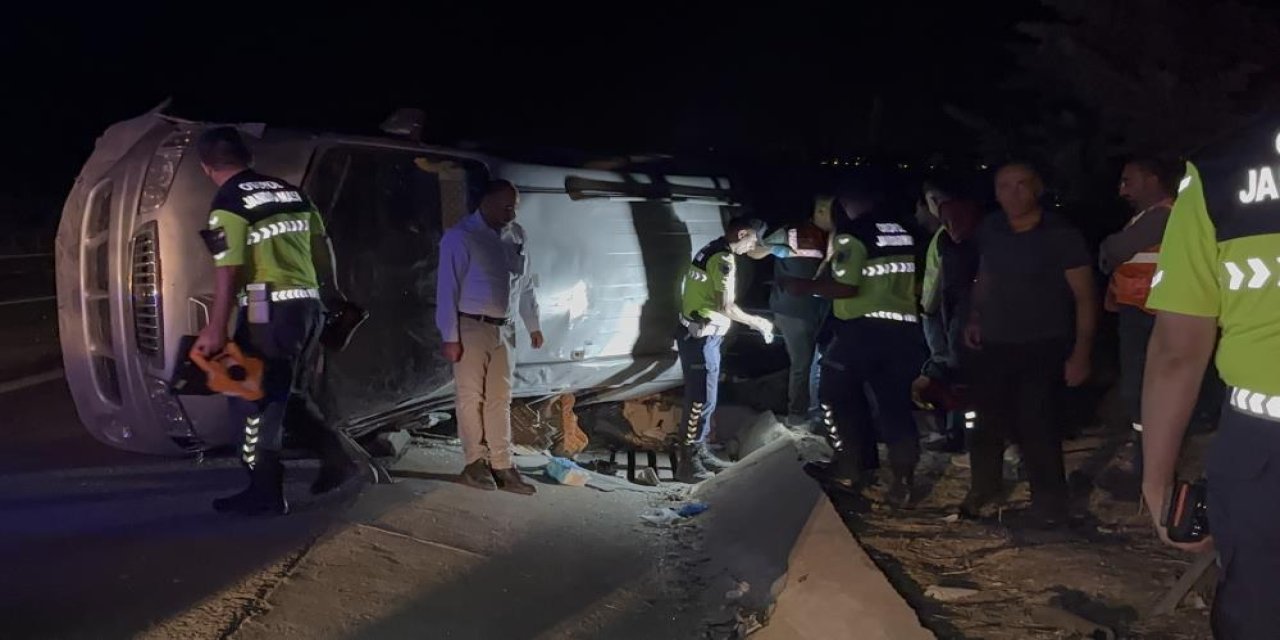 Devrilen kamyonetteki 10 kişiden 2’si öldü