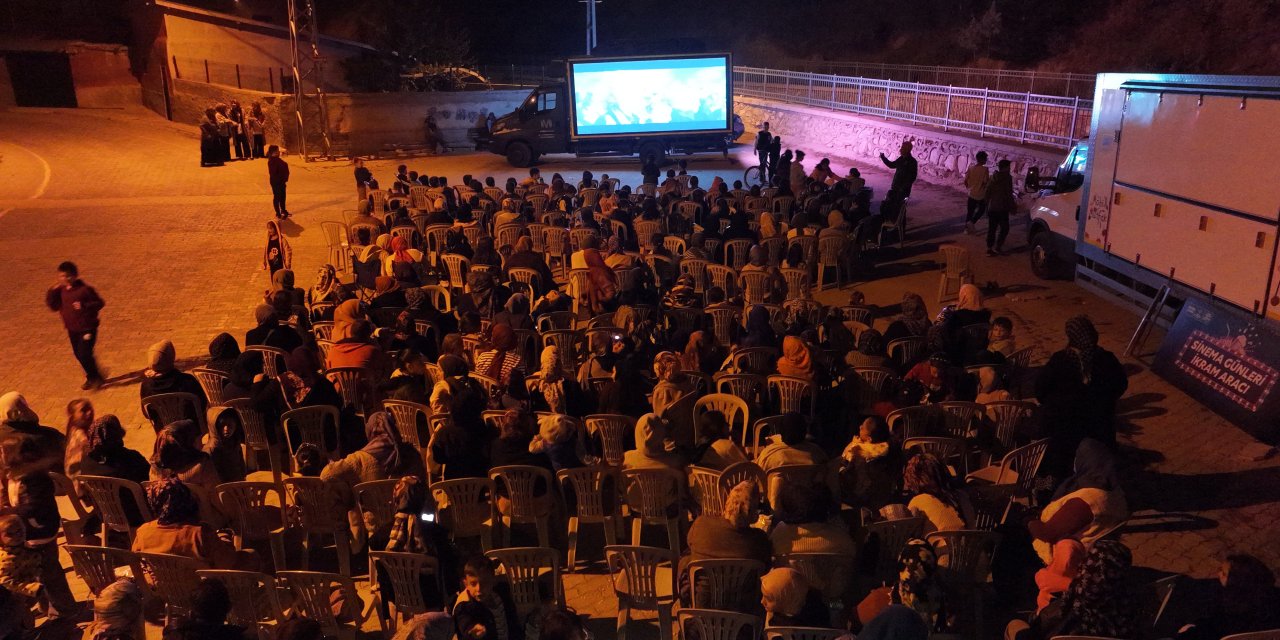 Konya’da perdeler bu kez evde değil, mahallede açıldı