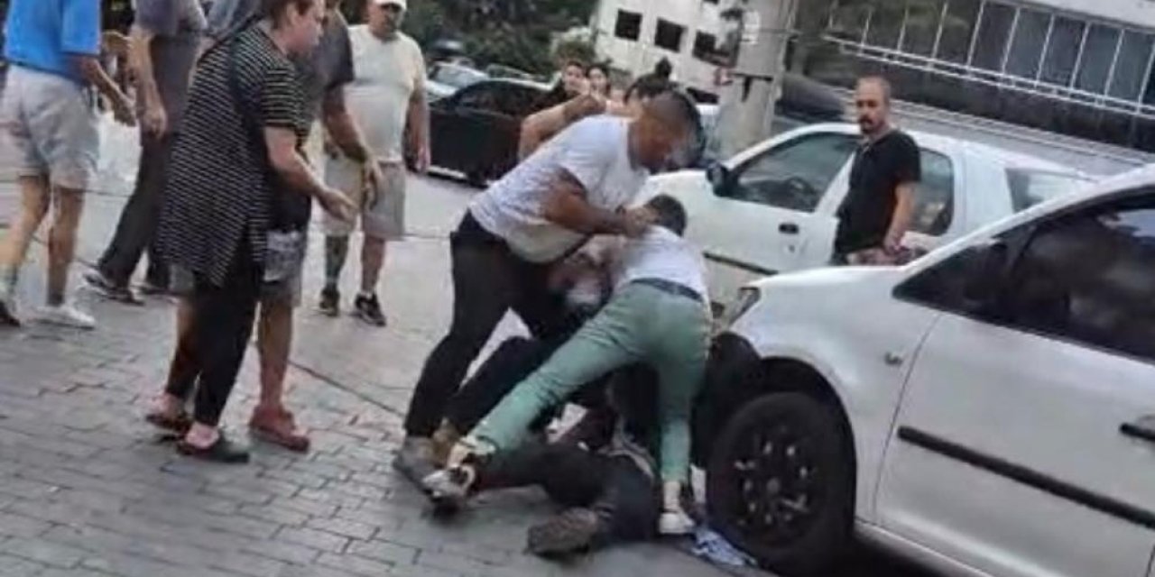 Sokak ortasında dehşet! Motosikletle düşürüp sırtına bıçak sapladı