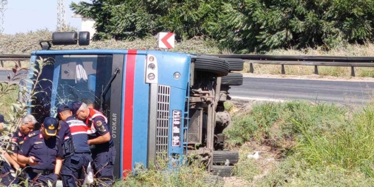 Cezaevi ring aracı şarampole devrildi! 12 yaralı var