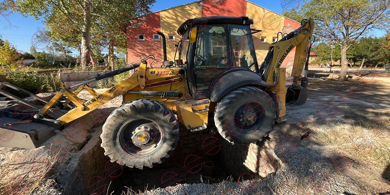 Konya’da iş makinesi çalışırken zemin çöktü, gizemli oda çıktı