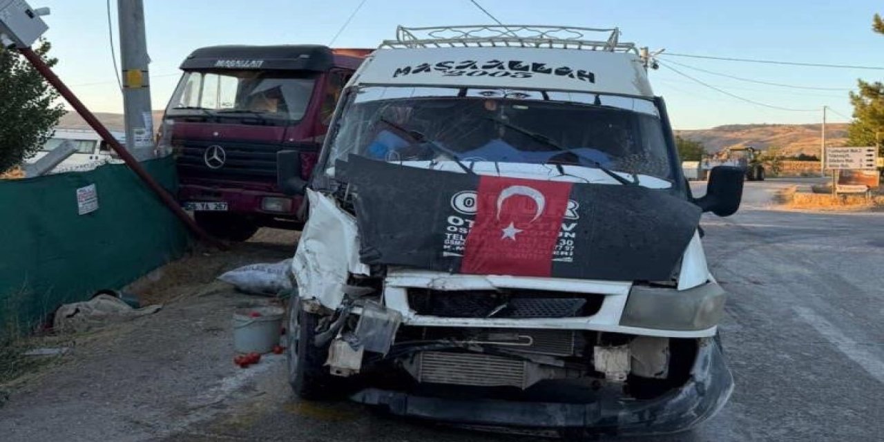 İşçi taşıyan minibüs ile kamyon çarpıştı! Çok sayıda yaralı var