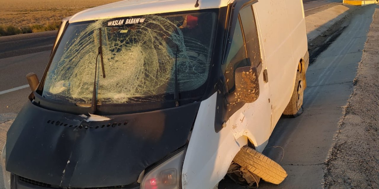 Konya’da kamyonet refüje çarptı! 2 yaralı var