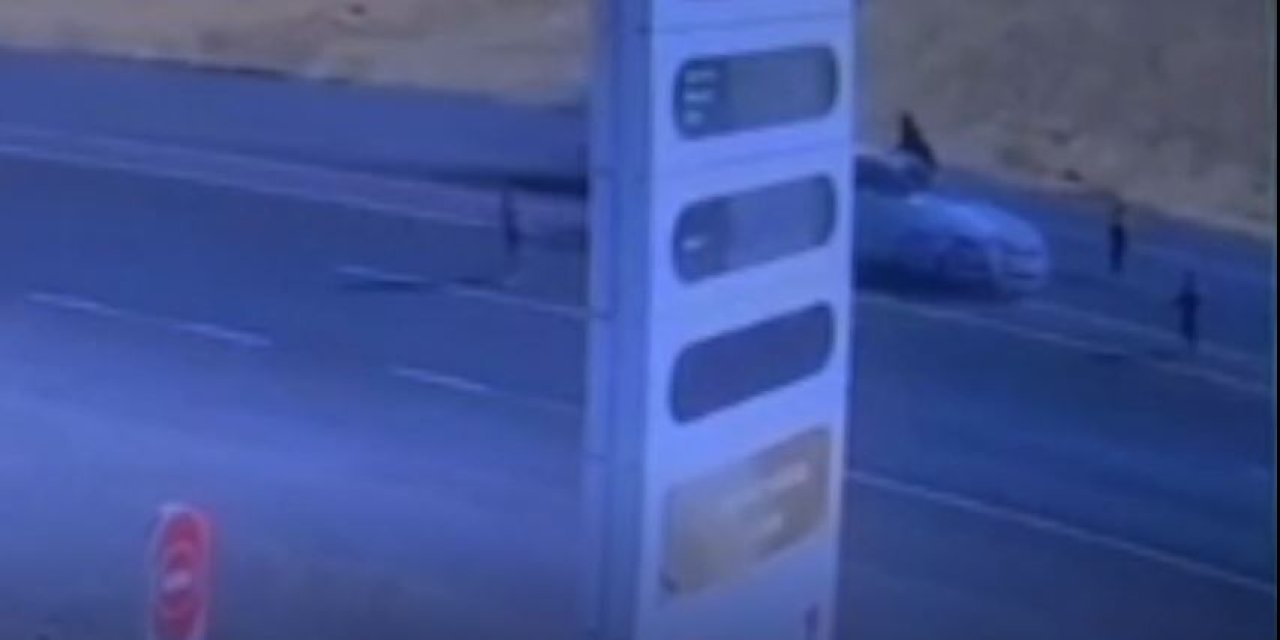 Yola koşan çocukları kurtarmak isterken canından oldu