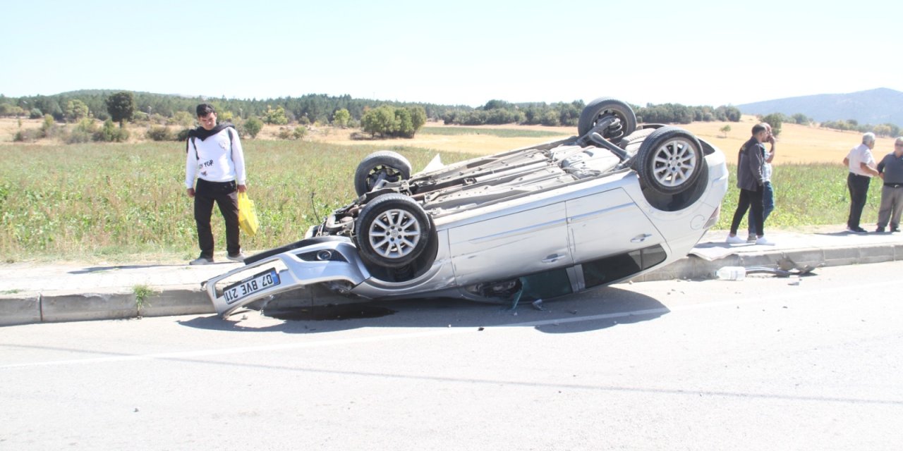 Konya’da kontrolden çıkan otomobil devrildi, ekipler yardıma koştu