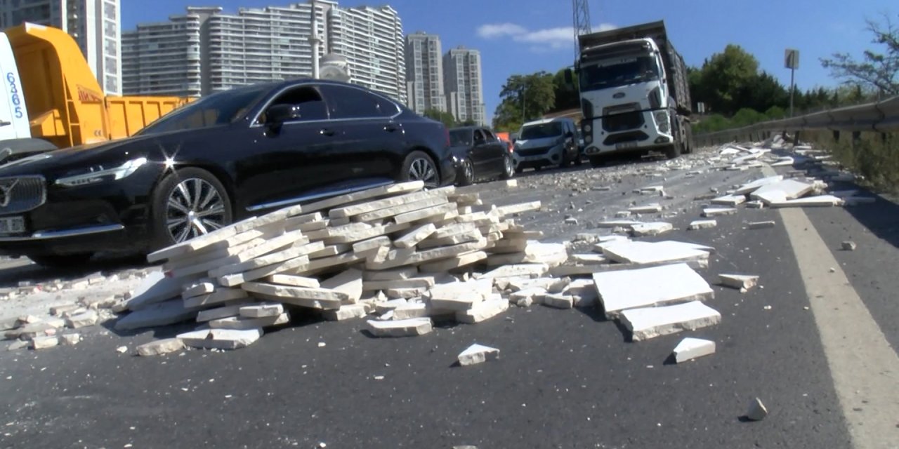 TIR’ın dorsesinden saçılan mermerler otoyolu felç etti