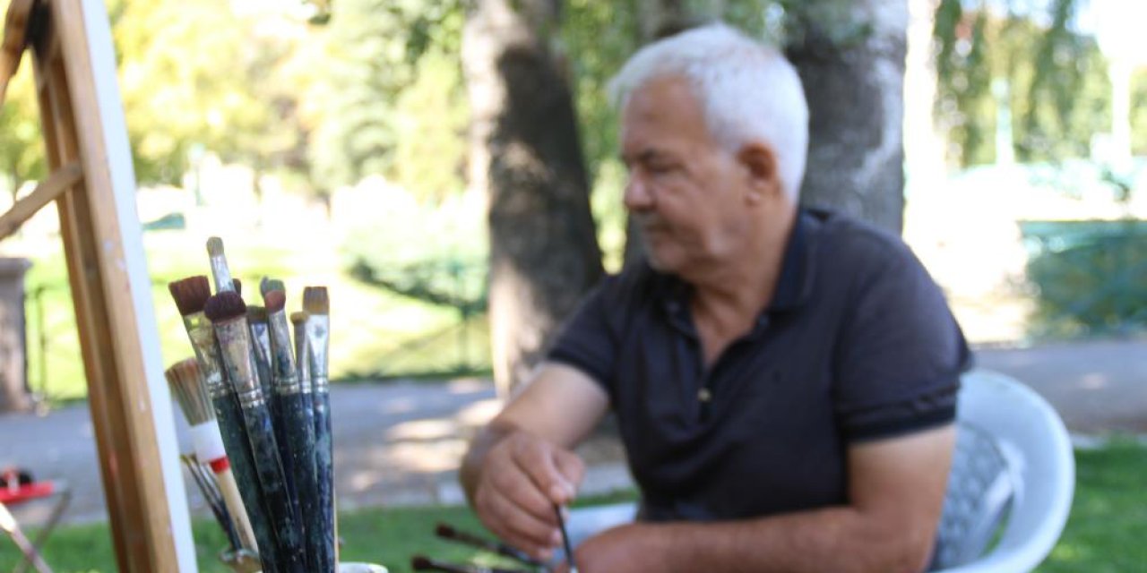 Ressamın malzemelerini çaldı! Hiçbir şey olmamış gibi çay içti