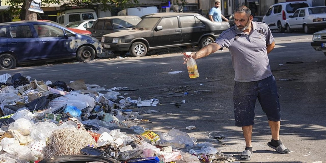 İzmir'de toplanmayan çöplere esnaf mazotla önlem aldı