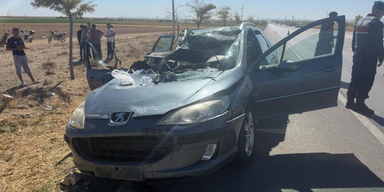 Konya yolunda otomobil TIR'ın dorsesinin altına girdi